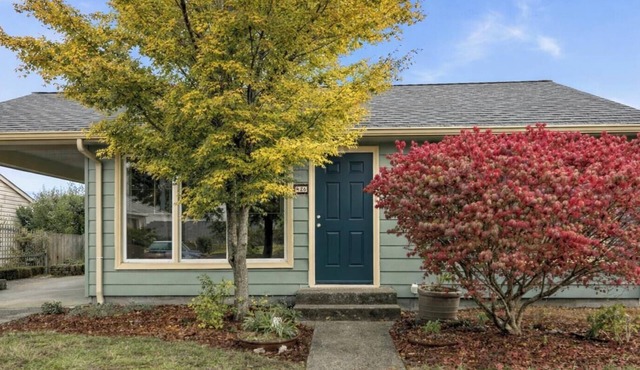 Terrific pet friendly house & fenced yard with AC in vibrant Seattle - sleeps 6.