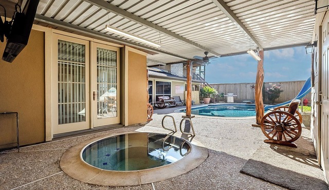 Texas Size + Pool + Hottub + Bar + 8 bedroom+ Ping Pong + Guest Suite