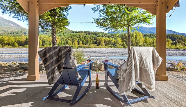 Th River House- Riverfront cabin with hot tub, fire pit and gazebo