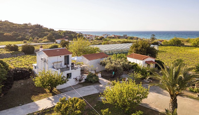 THALIA'S COTTAGE - Cozy, Romantic Retreat for Two