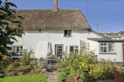 Thatched Cottage & Tranquil Gardens Gated Parking