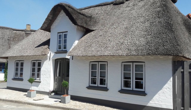 Thatched cottage with sauna house in North Friesland