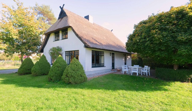Thatched cottage with large garden and fireplace