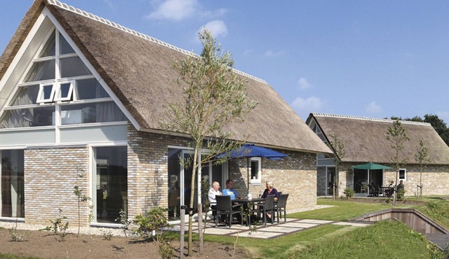 Thatched luxurious villa with two bathrooms, in nature