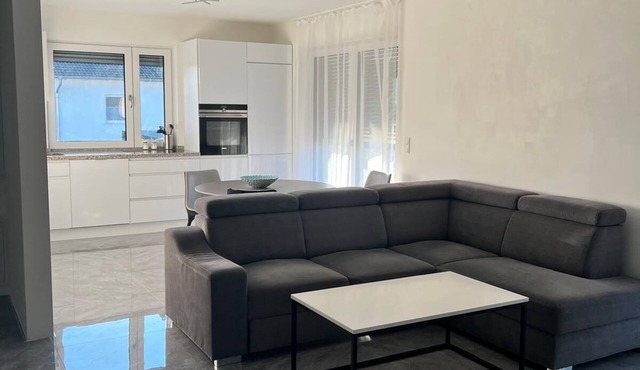 The accommodation Modern spacious 2-room apartment is located in Wallersdorf.