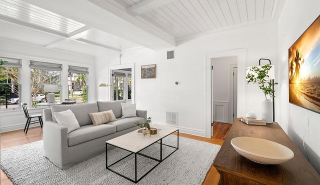 The Adaline #3 - Upscale Hyde Park Apt, First Floor