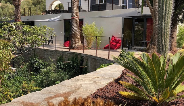 The Address Cassis