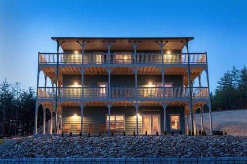 The All Decked Out 5 Minutes to Dollywood! 6Bedroom sleeps 24 with Game Room, Hot Tub