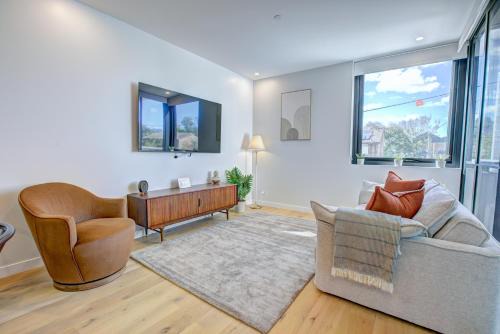 The Aristocrat-Central Mid Century Luxe Dual Suite -2 Bed 2 Bath, Gym and Free Parking