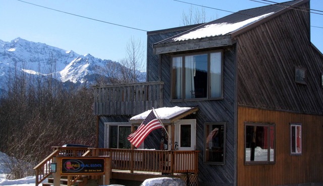 The Attic- Second Floor Apartment, Private Deck With A View, Downtown