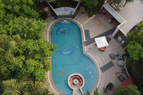 The BAEL - A Dreamscape 8 Room Luxury Farmstay GGN