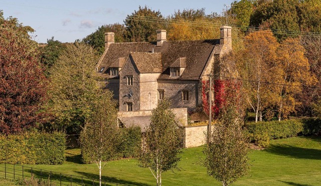 The Barracks - sleeps 6 guests in 3 bedrooms