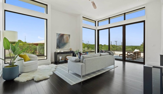 The Barton - elegant home with private pool and hot tub