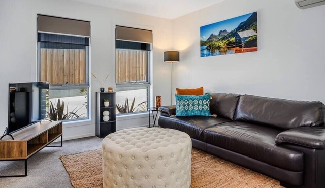The Bay Lodge New Modern 2 bedroom 15min to CBD