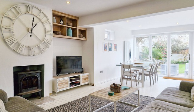 The Beach House - Wittering - a bungalow that sleeps 6 guests in 3 bedrooms