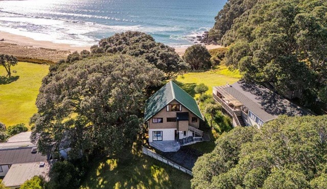 The Beachfront Bach - Onemana