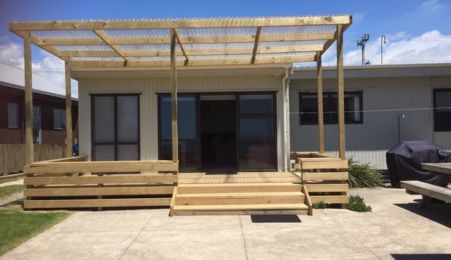 The Beachside Outlook- Spacious Beachfront Family Bach with Extra Studio