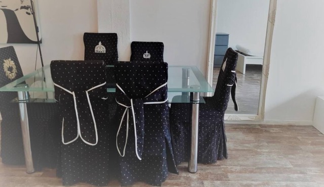 The beautiful apartment no. 6 is a 3-room apartment for max. 4 people and is located in our apartment house Haldesdorfer Straße.
