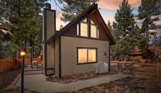 The Big Bear Den - Cozy cabin retreat with mountain views