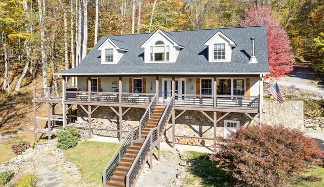 The Big Chill – Hot Tub/Waterfalls/Scenic Views/Fire Pit