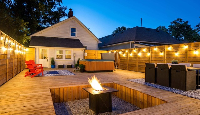 The Big Chill-New Hot Tub! MEGA DECK! Walk to Fun!