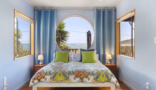 The Big Round Window - Raglan Holiday Home