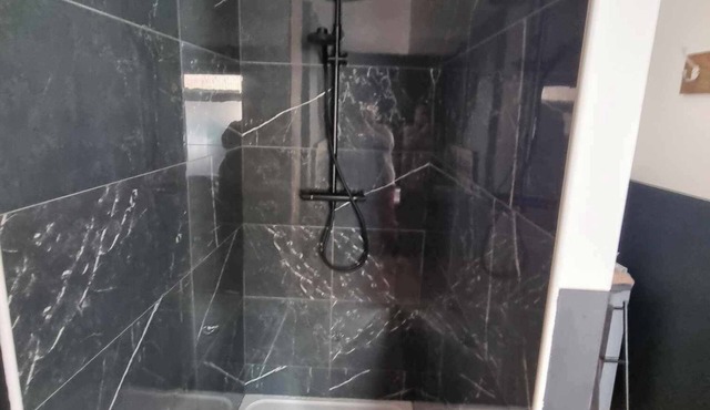 The black tendance, maxi studio hyper center, 1km from train station, tourism/business