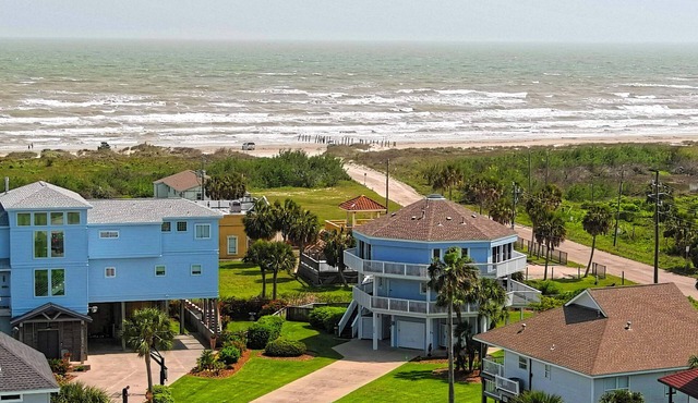 The Blue Pelican -Ocean Views, Walk to Pirates Beach, Golf Cart
