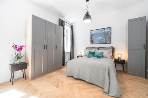 The Bornholmer, Spacious 100m2, Ideal for Groups & Families, 2BR, huge living room, 4 - 8 Guests