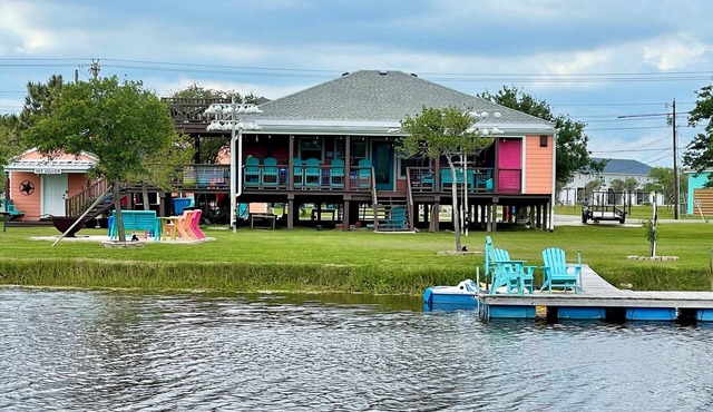 THE BUNGALOW-DELIGHTFUL GETAWAY FOR 6-7 FOLKS WITH SCENIC POND AND COOL DECK.