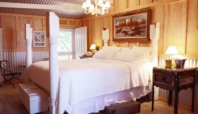 The Bunkhouse, A Romantic Riverside Get-A-Away for Two