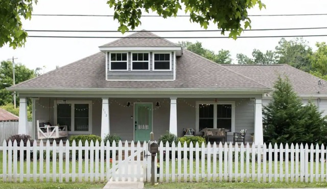 The Burns Bungalow - Small Town Charm Near Nashville and State Park