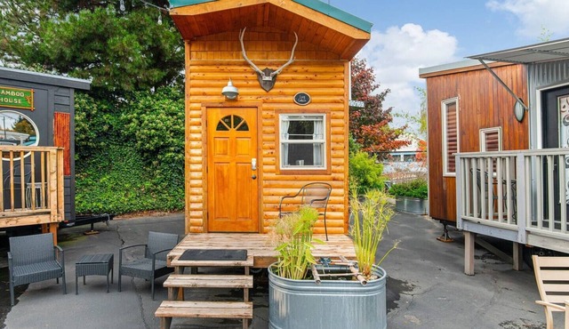 The Cabin - Custom Tiny Home w/Log Cabin Vibe