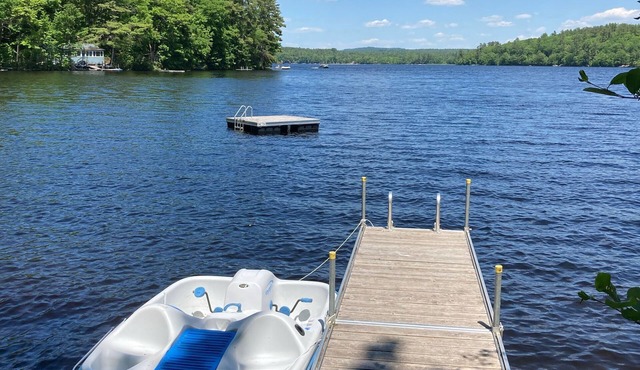 "THE CALLING LOON". A sunny 5 bedroom, 2 bath house on Crystal Lake! Sleeps 9.