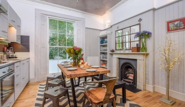The Camden Chic Townhouse - accommodates 14 guests