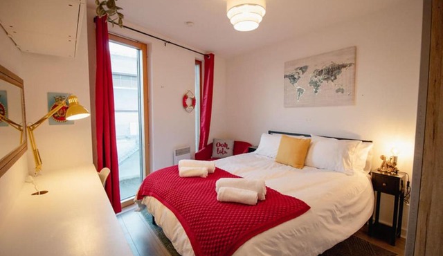 The Captains Quarters by Sheppey Stays - Waterfront 2BR Flat - Sleeps 4 with Secured Parking - Family and Contractors