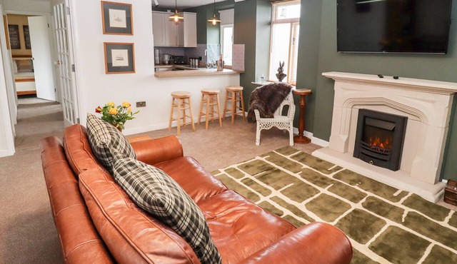 THE CARRIAGE, pet friendly, character holiday cottage in Lydney