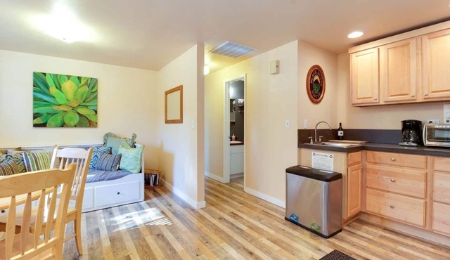 The Cascade River Trail Retreat - a short walk to river & downtown! Pets OK!