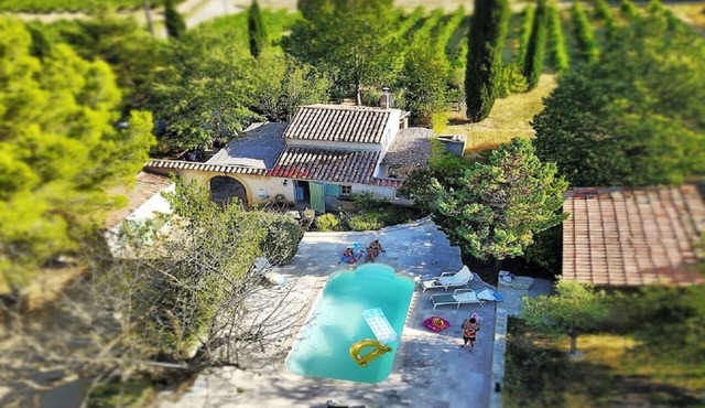 The charm of an authentic property at the foot of Lubéron