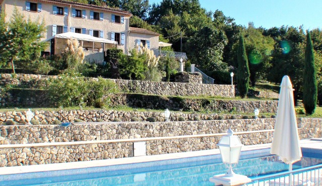 The charm, tranquility and space of a park of 2 hectards, the heated pool.