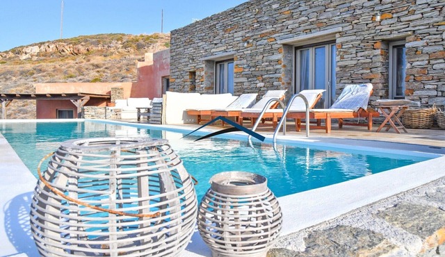 The "Charming Waterfront Retreat", with a pool & access to the sea, near Otzia