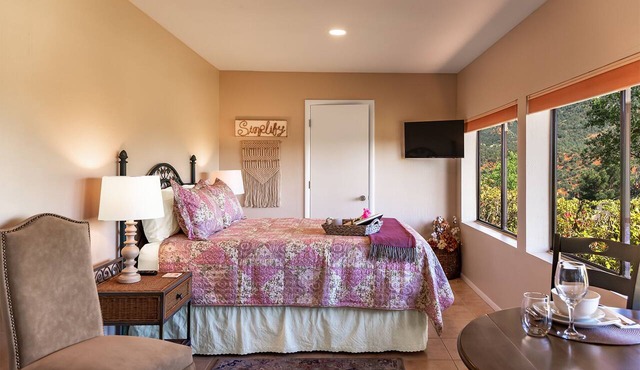 The Chickadee Studio Villa (Unit #E2) @ Uptown View Villas