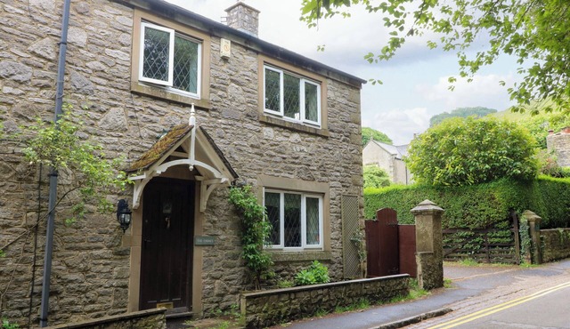 THE CHIMES, pet friendly, with open fire in Castleton, Peak District