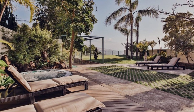 The Circular Villa - jacuzzi, hiking & vineyards