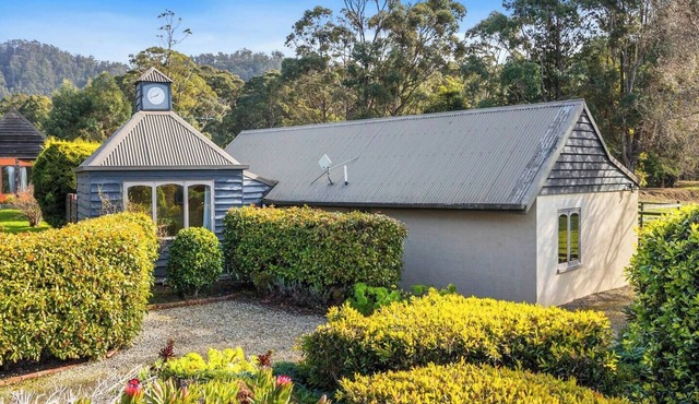 The Clocktower Serene Stay at Herons Rise Vineyard