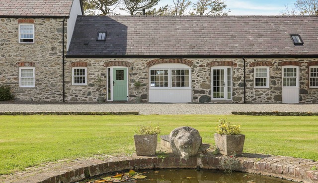 THE COACH HOUSE, pet friendly, character holiday cottage in Rhosneigr