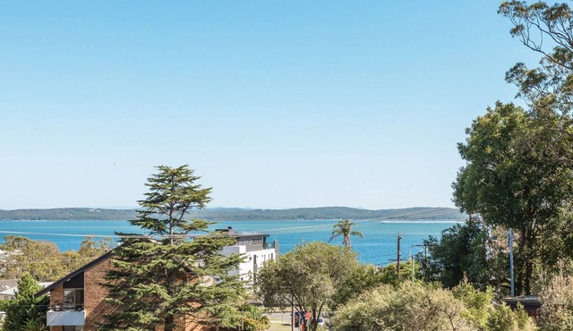 The Commodore, 23,9-11 Donald Street - Delightful unit with gorgeous water views, air con and wi-fi