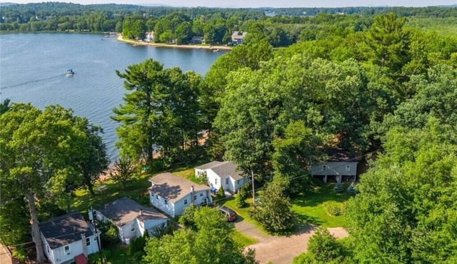 The Congamond Cottages: Private Lakefront Cottage