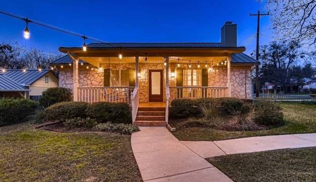 The Cornerstone Cottage - steps from the Square!