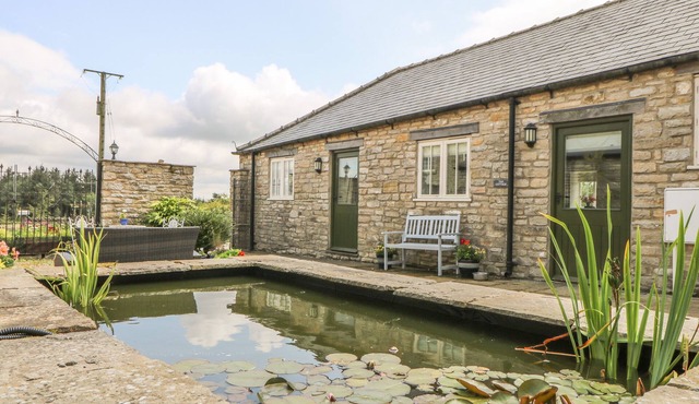 THE COTTAGE, pet friendly in Thirsk